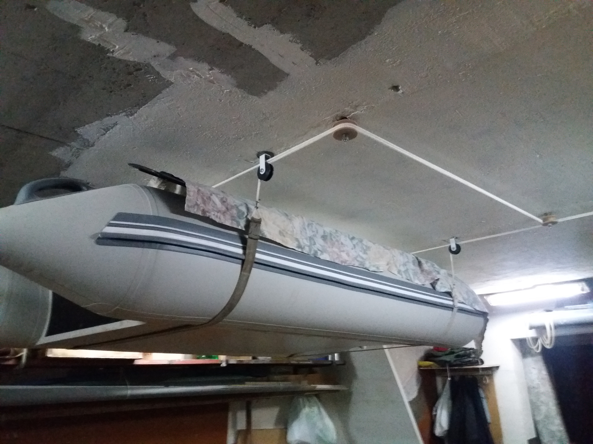 Хранение ПВХ лодки в гараже